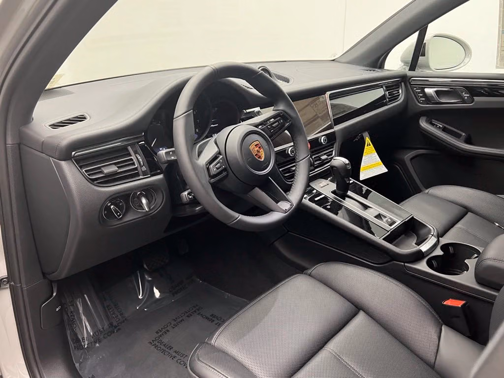2026 Porsche Macan T - Photo 28