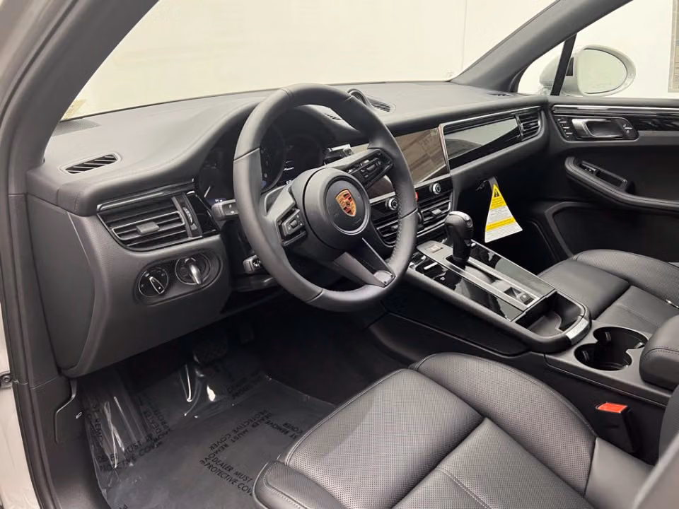 2026 Porsche Macan T - Photo 27