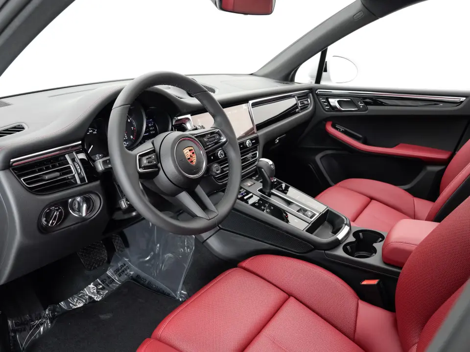 2025 Porsche Macan T - Photo 31