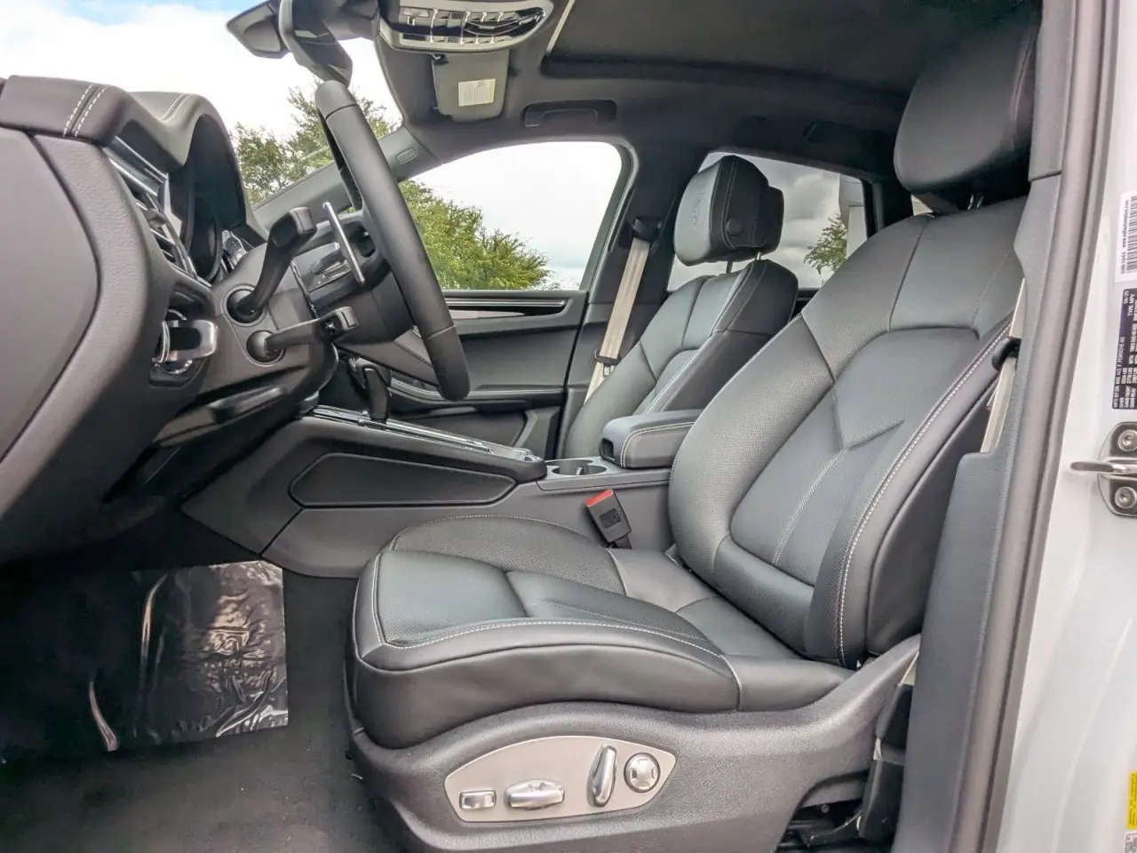 2026 Porsche Macan T - Photo 40