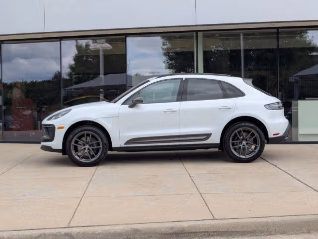 2026 Porsche Macan T - Photo 10