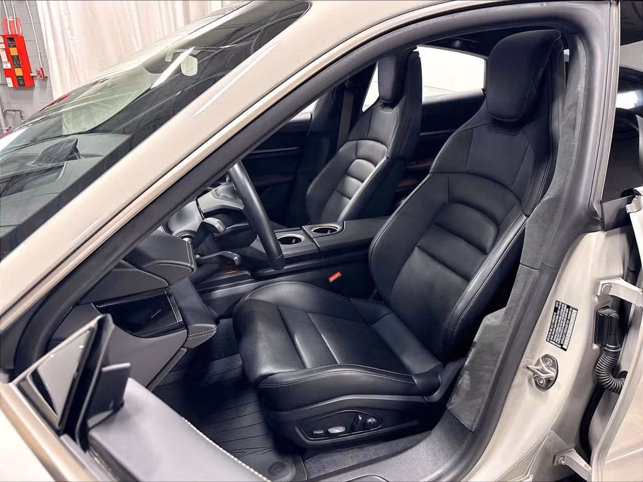 2025 Porsche Taycan Turbo - Photo 36