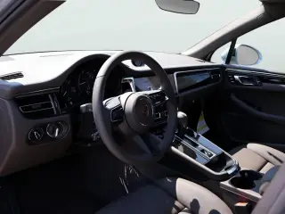 2025 Porsche Macan - Photo 29