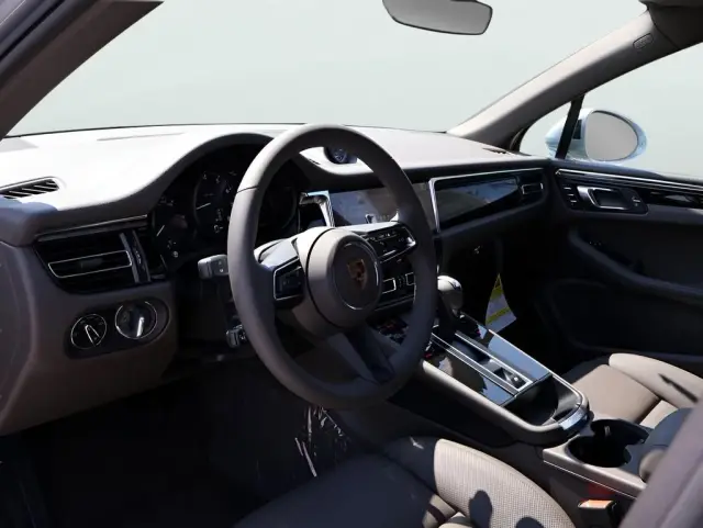 2025 Porsche Macan - Photo 30