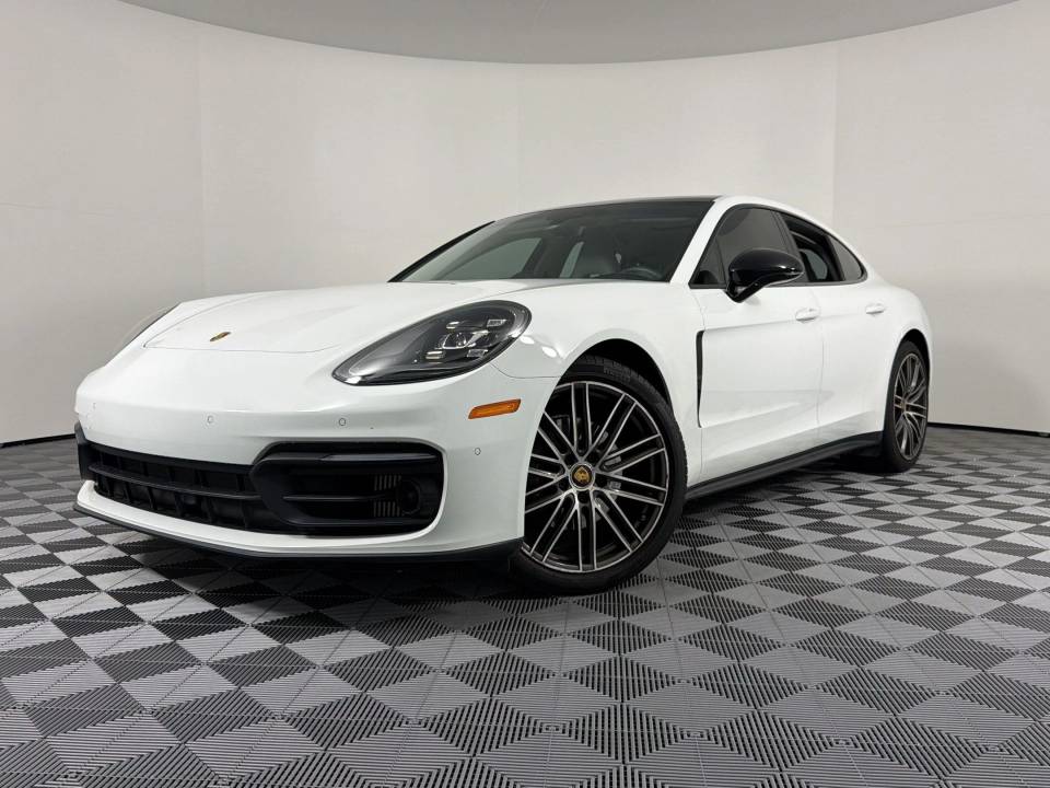 2023 Porsche Panamera  RWD photo