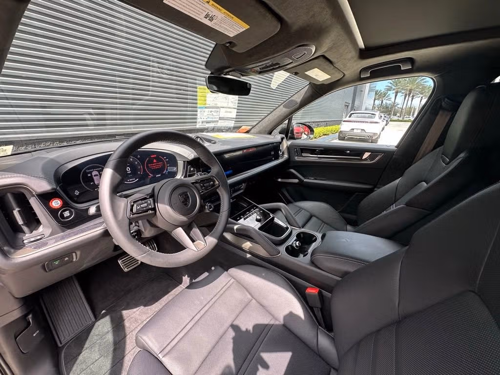 2025 Porsche Cayenne Turbo E-Hybrid - Photo 28
