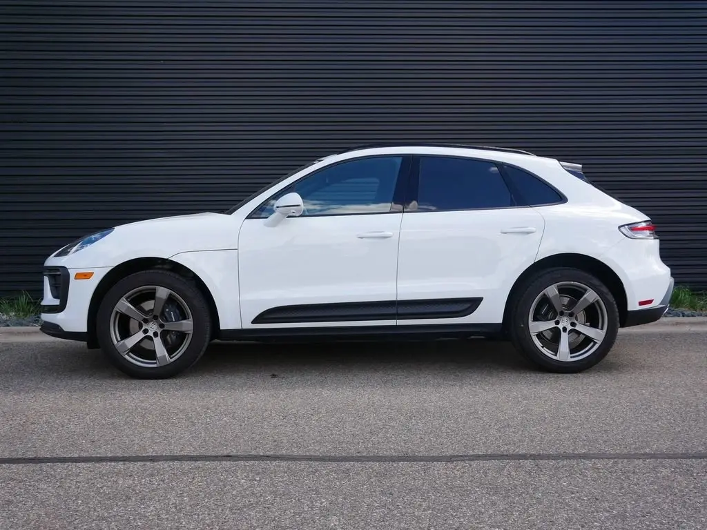 2025 Porsche Macan T - Photo 16