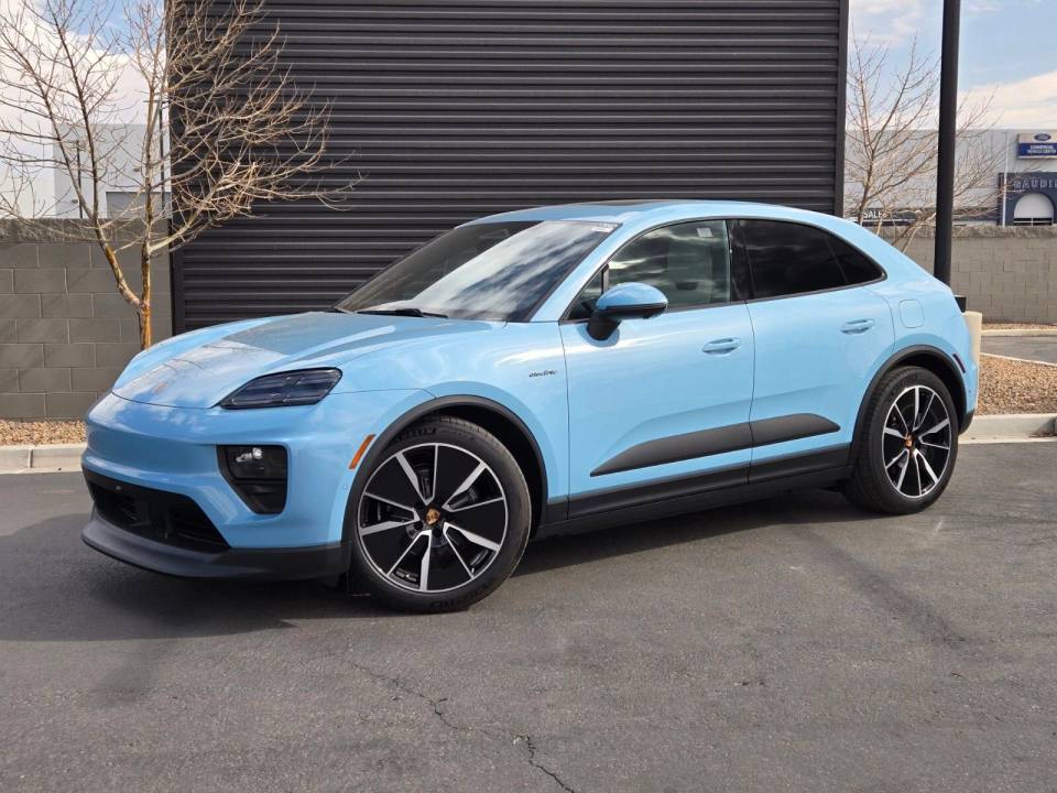 2025 Porsche Macan Base