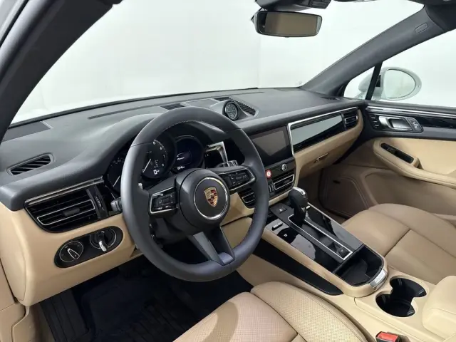 2025 Porsche Macan - Photo 30