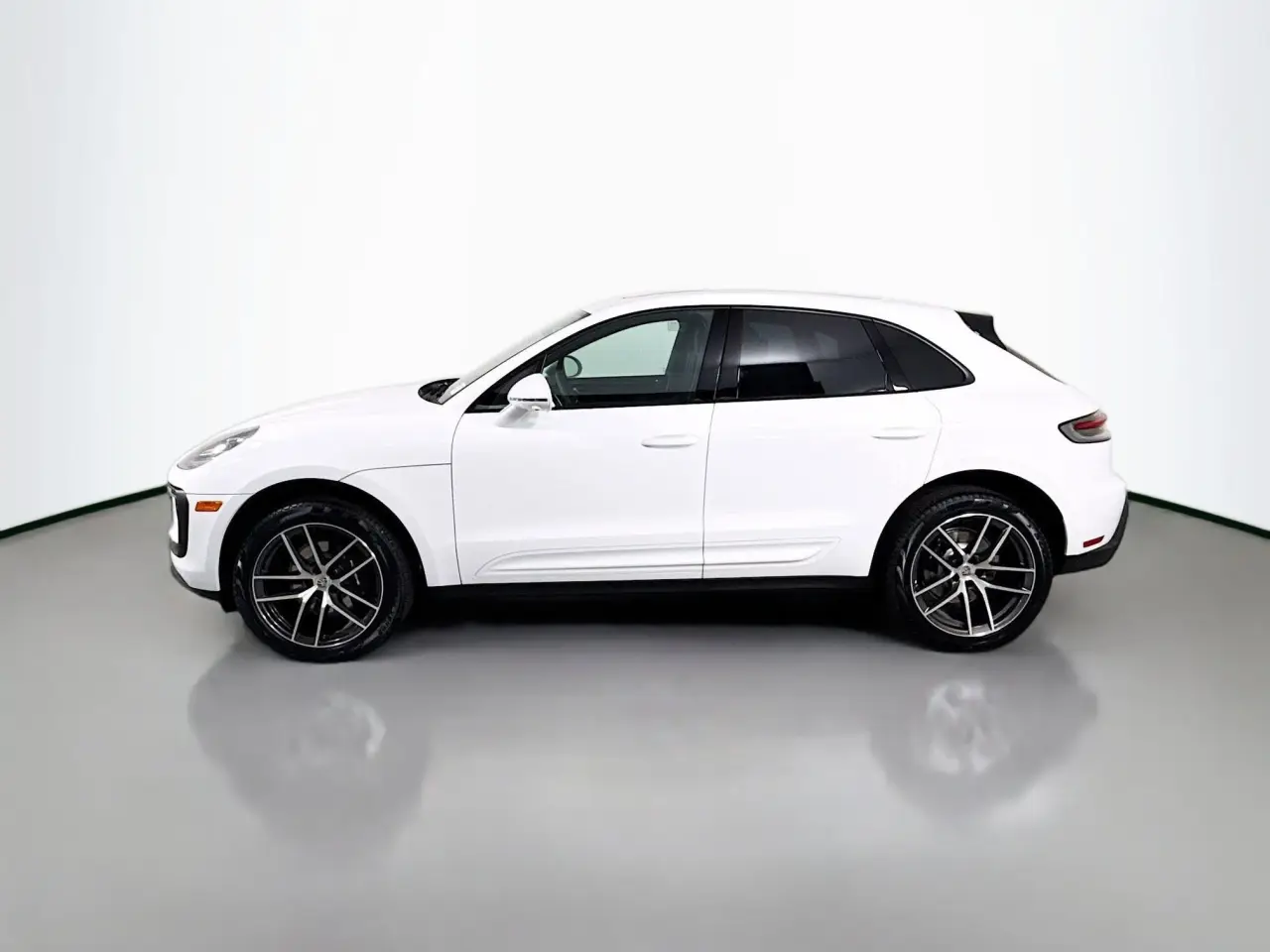 2026 Porsche Macan T - Photo 16
