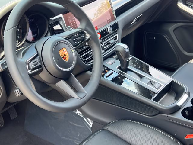 2026 Porsche Macan T - Photo 26