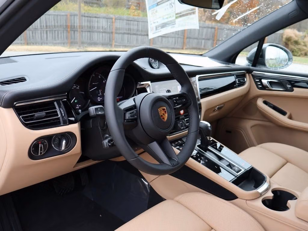 2026 Porsche Macan T - Photo 28