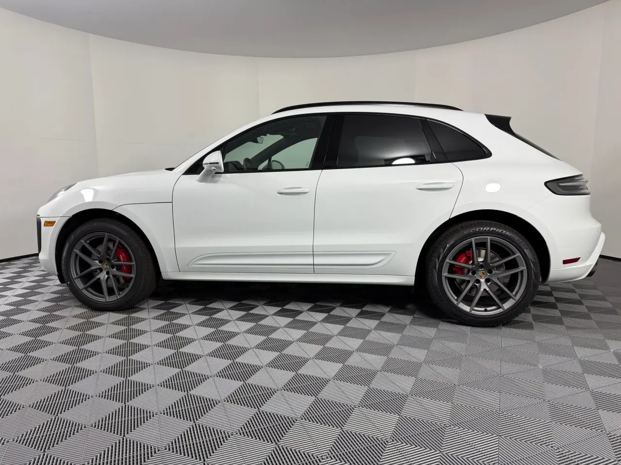 2026 Porsche Macan S - Photo 16