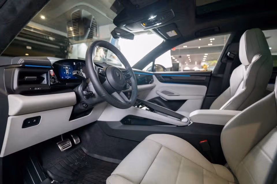 2025 Porsche Macan Turbo Electric - Photo 27