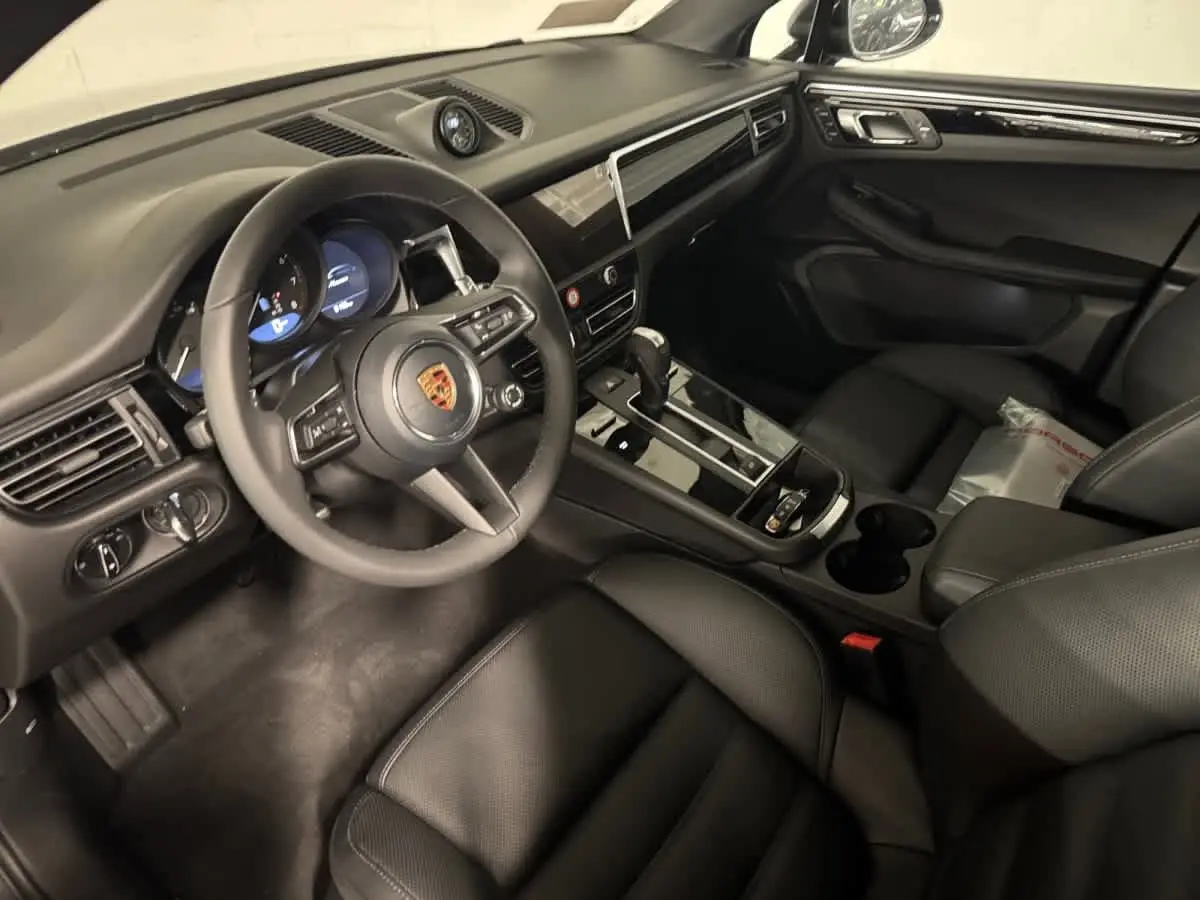 2026 Porsche Macan - Photo 32