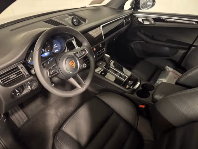 2026 Porsche Macan - Photo 26