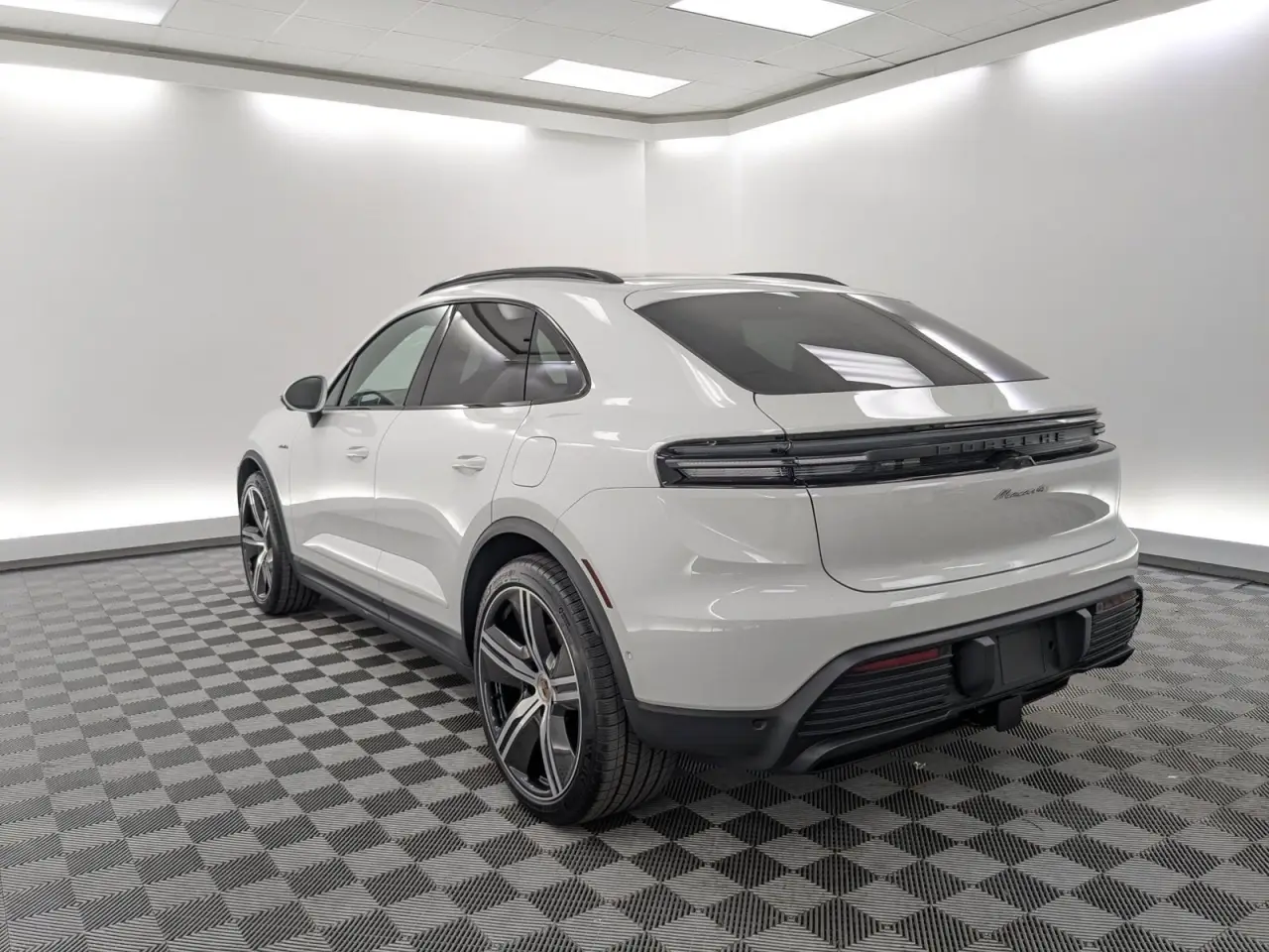 2025 Porsche Macan Base - Photo 24