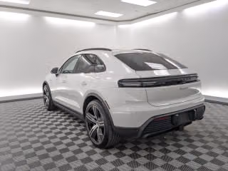 2025 Porsche Macan Base - Photo 17