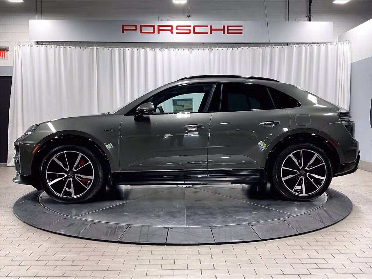 2025 Porsche Macan Turbo Electric - Photo 12