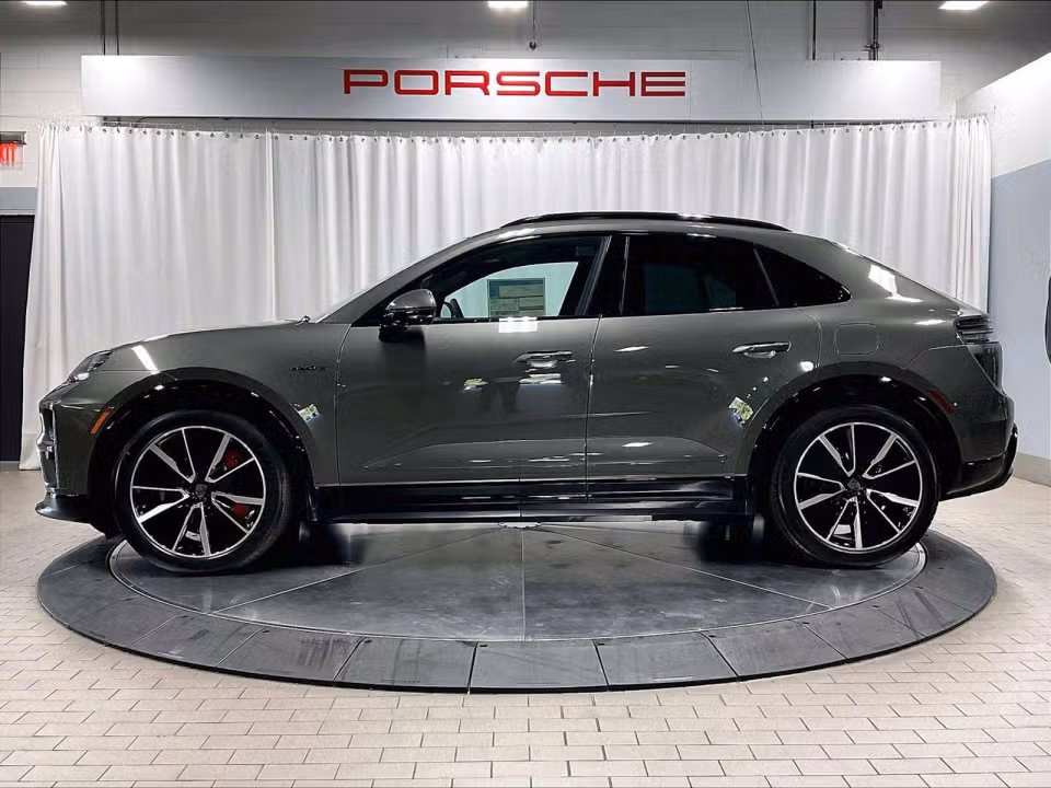2025 Porsche Macan Turbo Electric - Photo 11