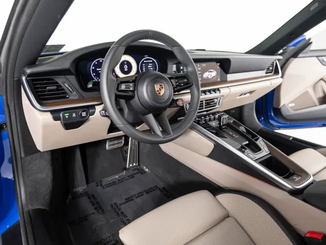 2025 Porsche 911 - Photo 30