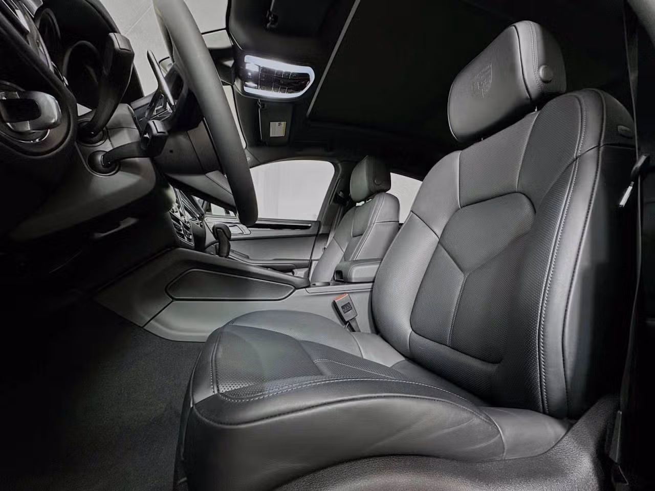 2025 Porsche Macan T - Photo 36