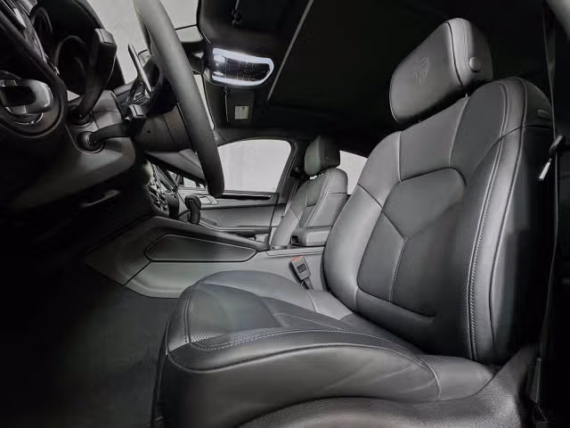 2025 Porsche Macan T - Photo 34