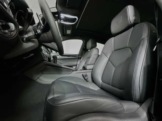 2025 Porsche Macan T - Photo 38