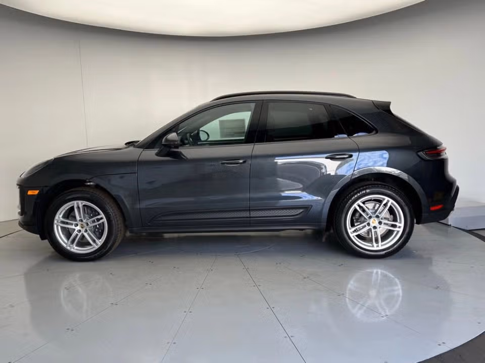 2026 Porsche Macan T - Photo 11