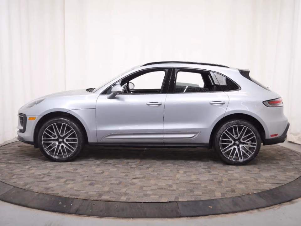 2026 Porsche Macan T - Photo 11