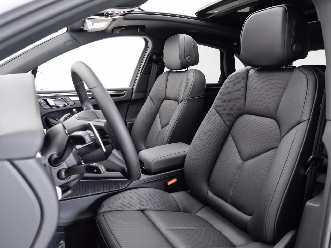 2025 Porsche Macan - Photo 36