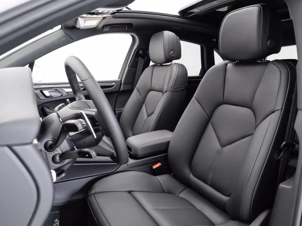 2025 Porsche Macan - Photo 35