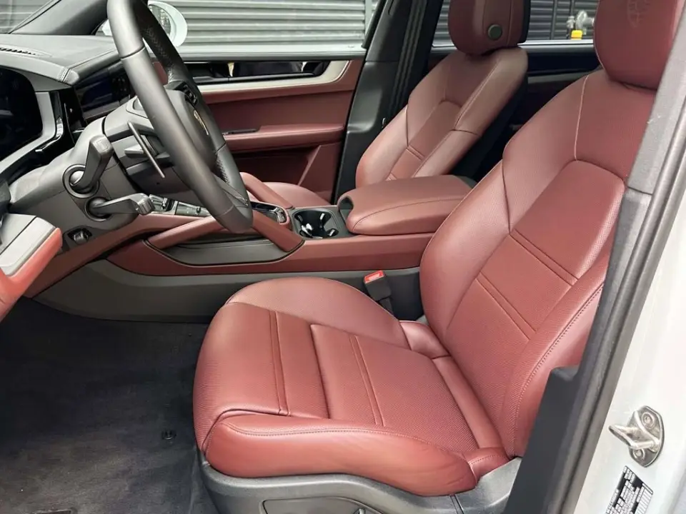 2025 Porsche Cayenne S - Photo 39