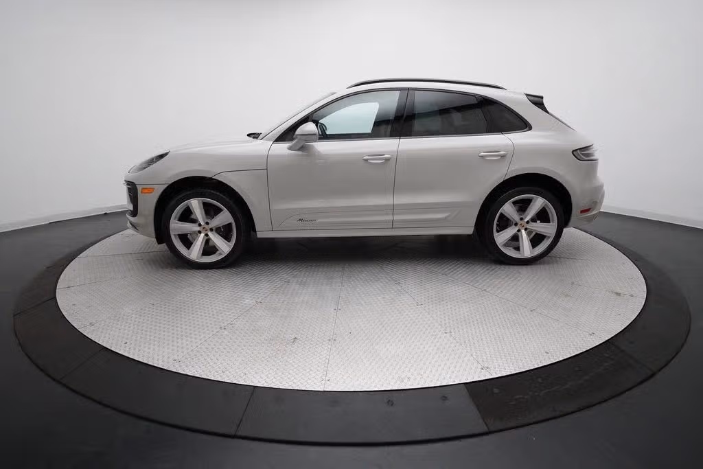 2026 Porsche Macan T - Photo 12