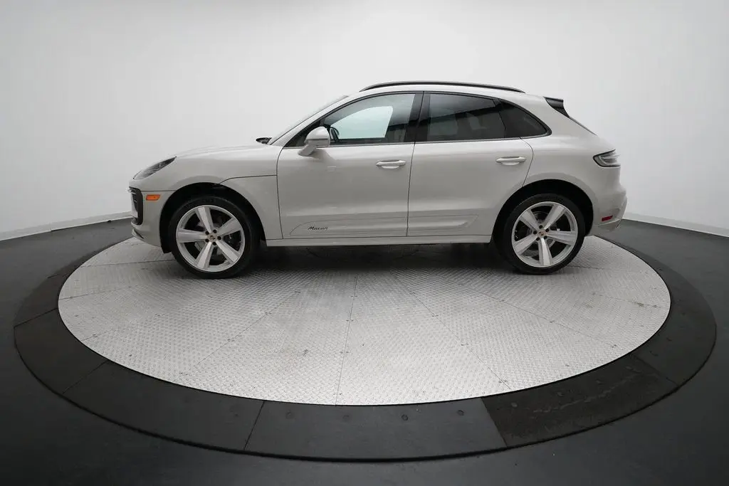 2026 Porsche Macan T - Photo 16