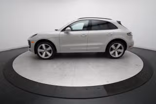 2026 Porsche Macan T - Photo 9