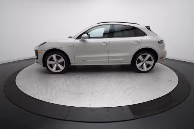 2026 Porsche Macan T - Photo 10