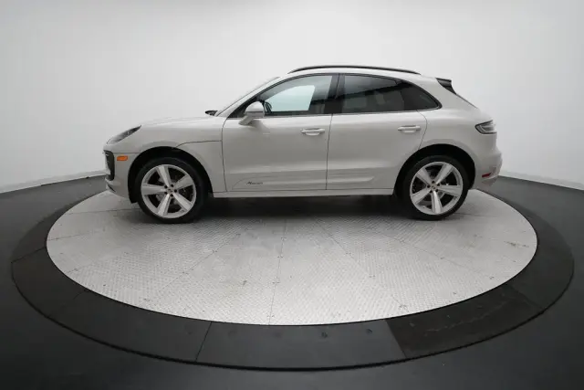 2026 Porsche Macan T - Photo 14