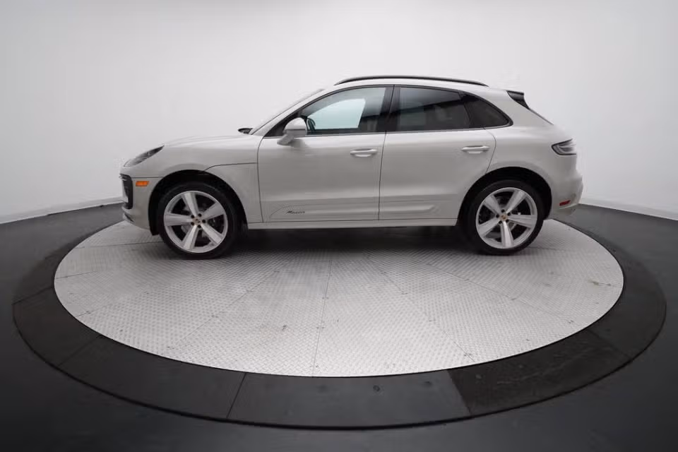 2026 Porsche Macan T - Photo 11