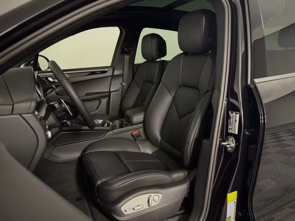 2026 Porsche Macan T - Photo 40