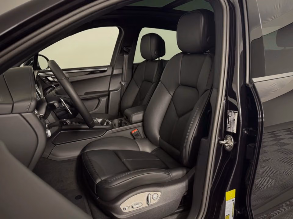 2026 Porsche Macan T - Photo 35
