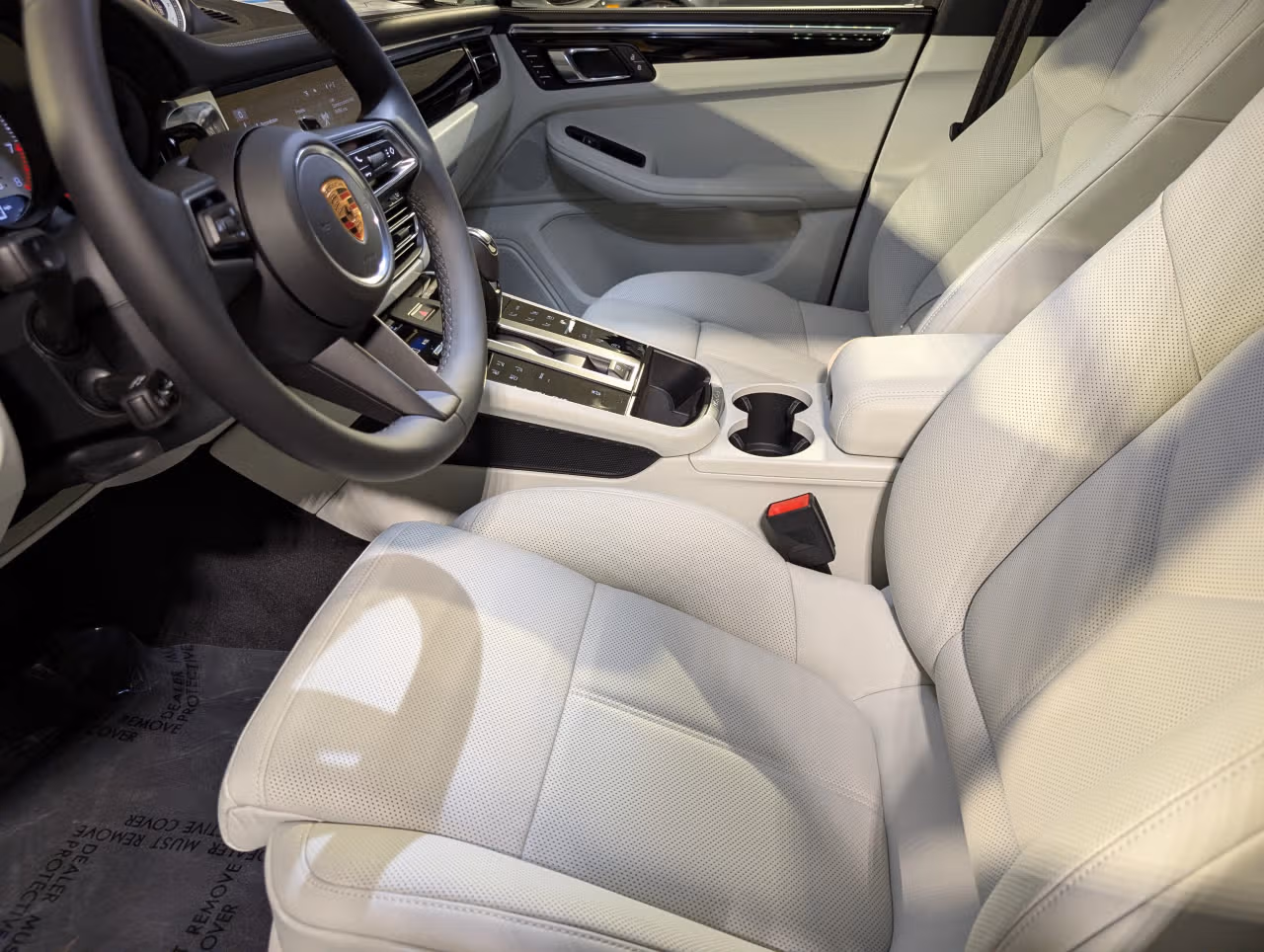 2026 Porsche Macan T - Photo 28
