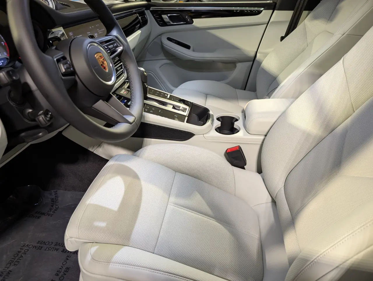 2026 Porsche Macan T - Photo 32