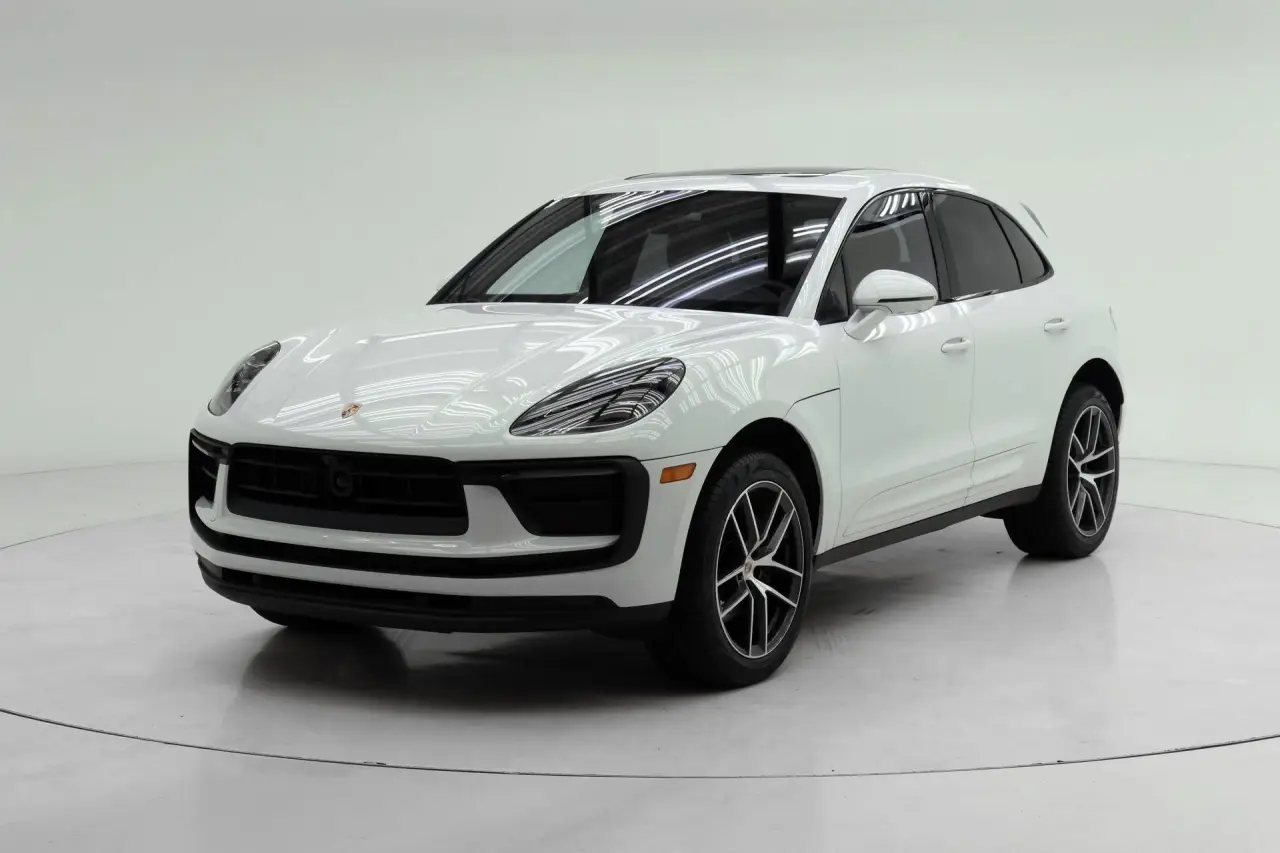 2026 Porsche Macan T - Photo 8
