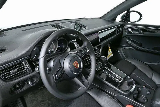 2026 Porsche Macan T - Photo 32