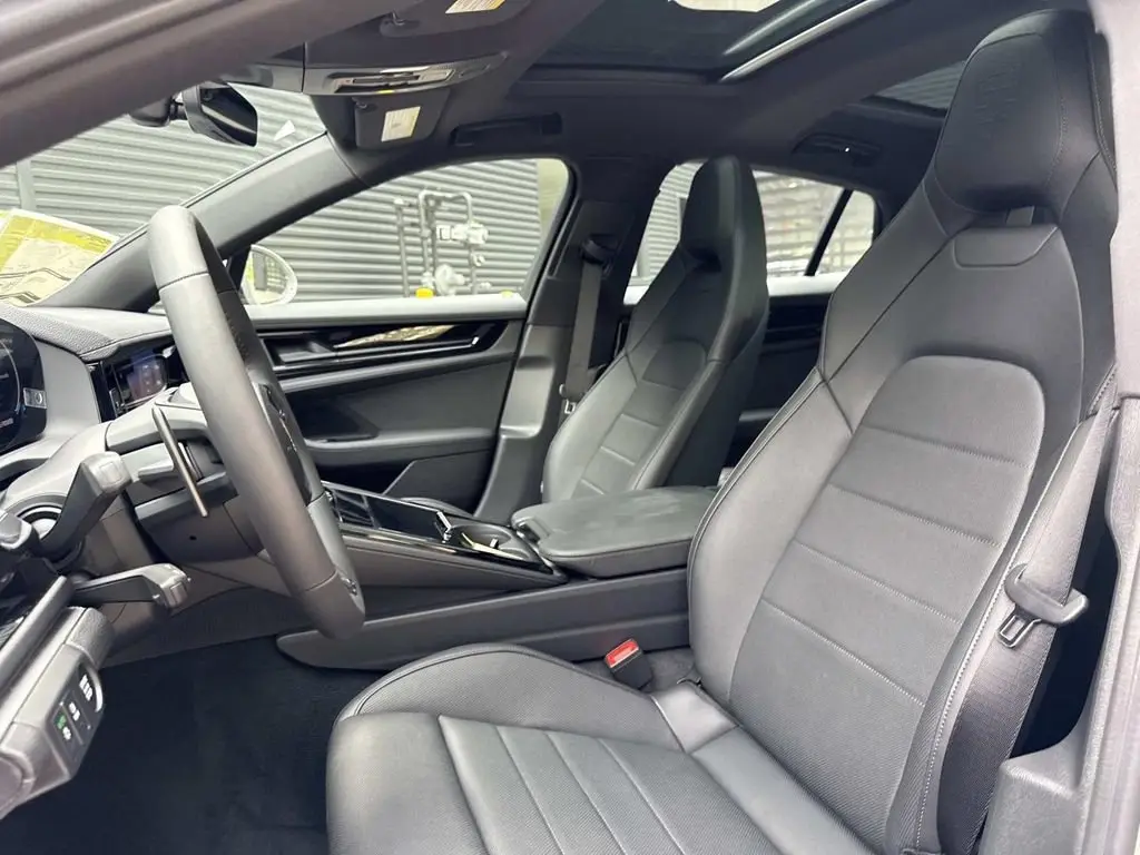 2025 Porsche Panamera 4 E-Hybrid - Photo 40