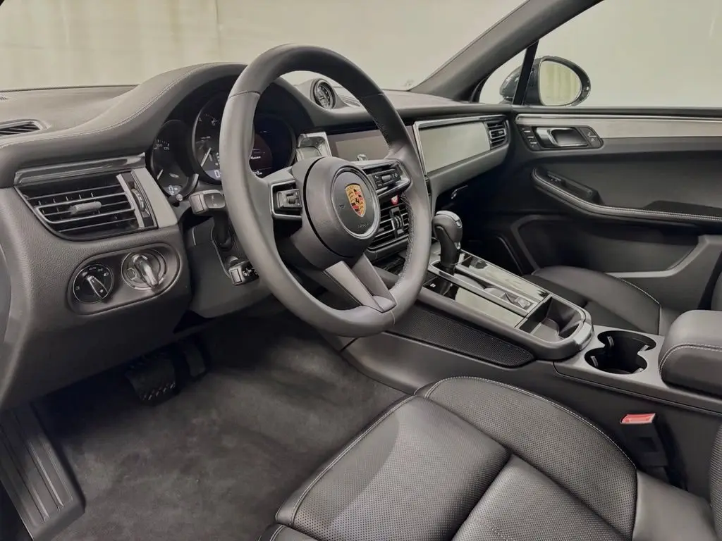 2026 Porsche Macan T - Photo 24