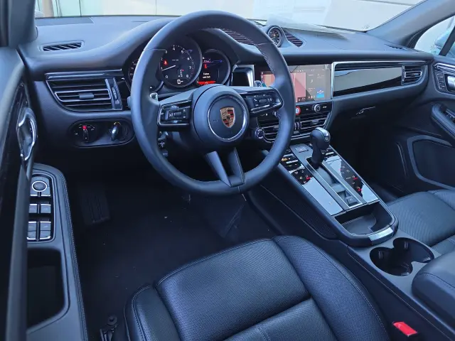 2026 Porsche Macan - Photo 30
