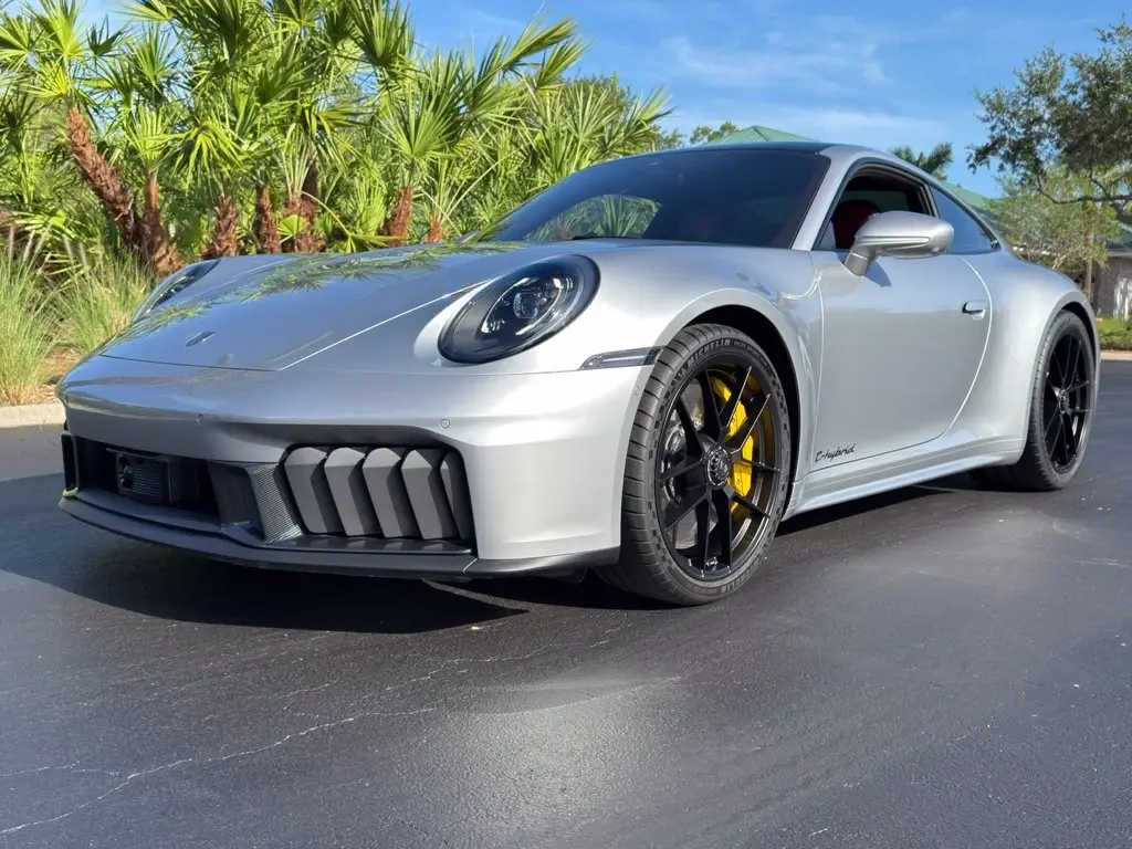 2025 Porsche 911 Carrera 4 GTS