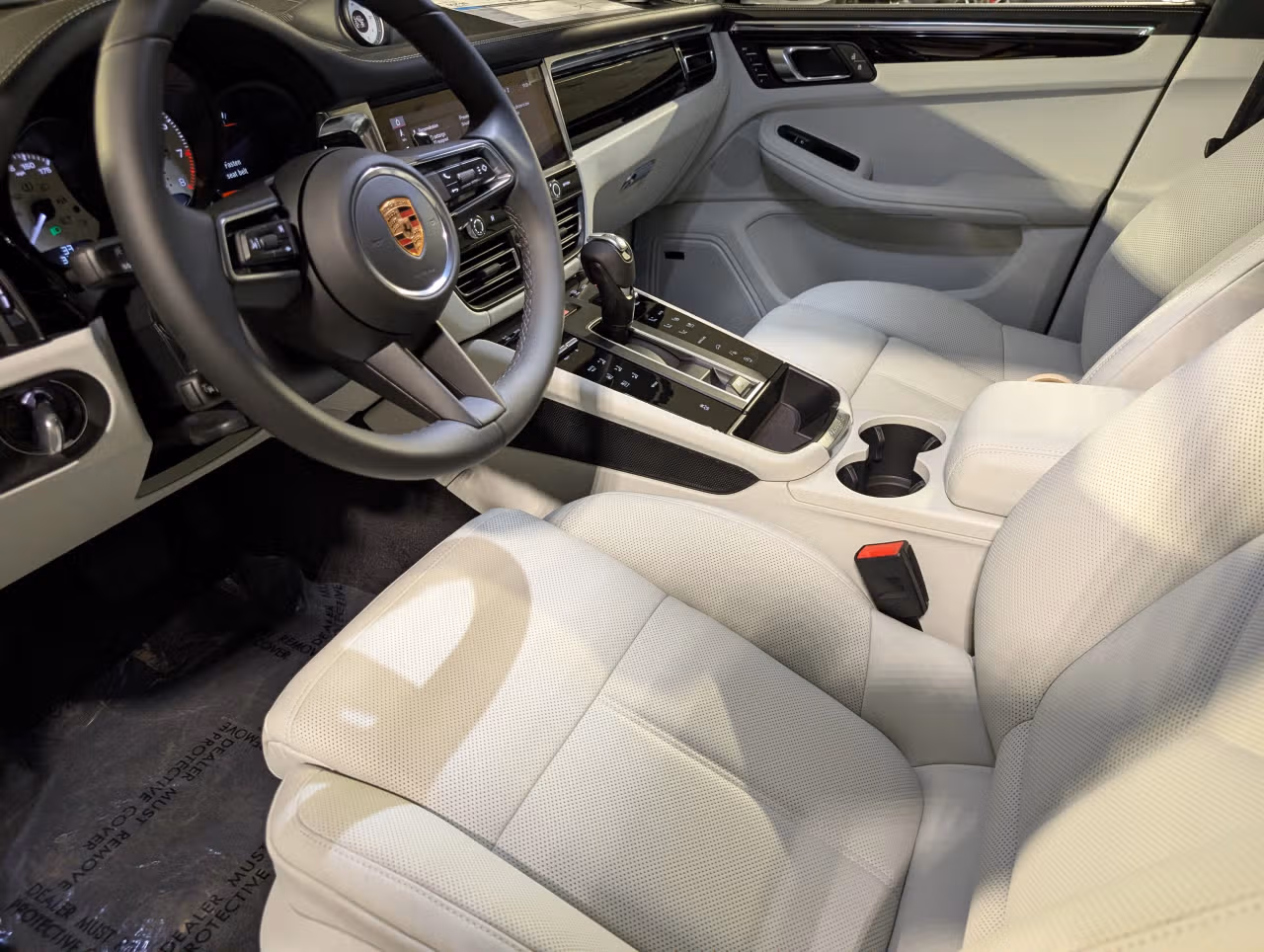 2026 Porsche Macan T - Photo 36
